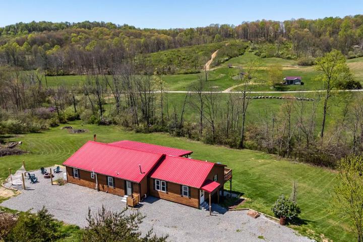 Spacious Cabin Near Hocking Hills and Caves with Hot Tub and Firepit