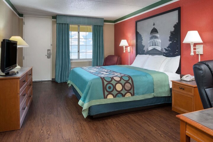 Room 10 of 13