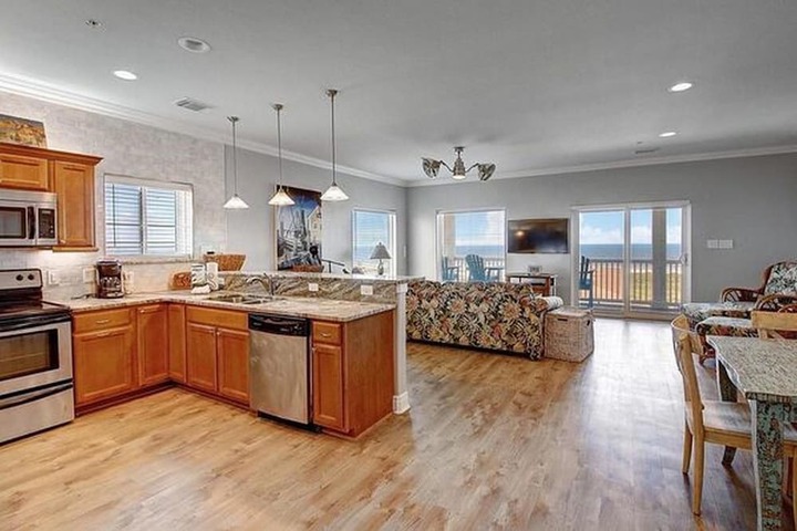 Beachgate CondoSuites and Oceanfront Resort