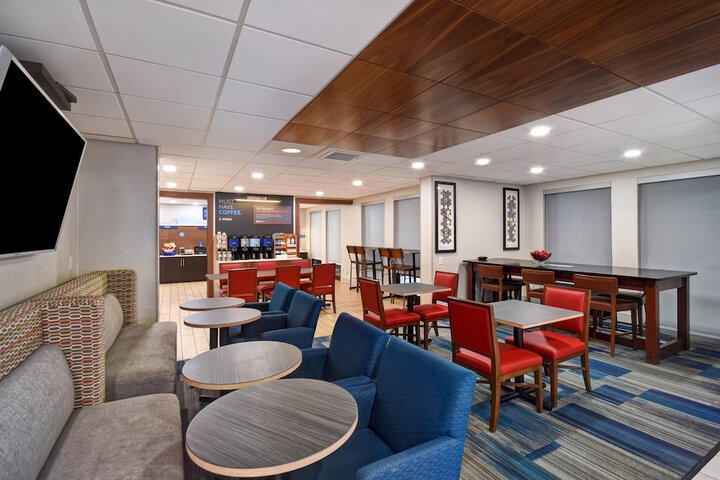Holiday Inn Express & Suites Allentown-Dorney Park Area by IHG