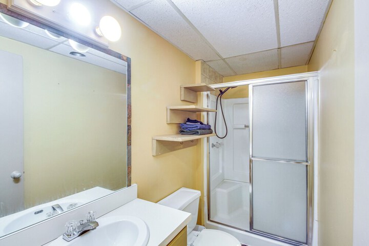 Shawnee Vacation Rental 11 Mi to Kansas City!