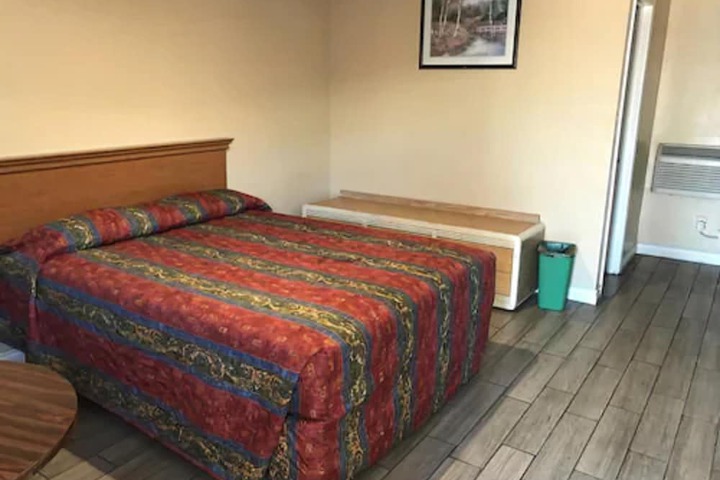 Room 8 of 9