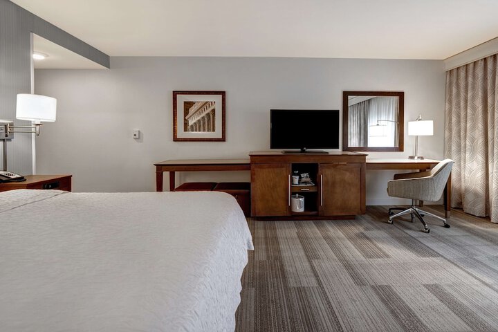 Hampton Inn & Suites Milwaukee West