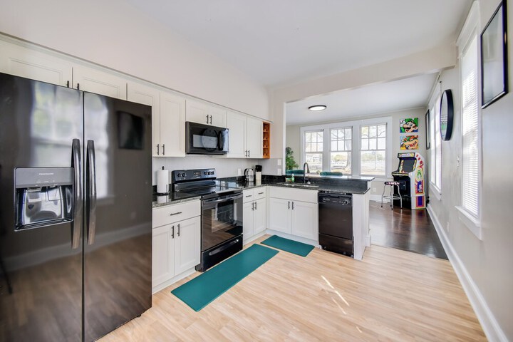 Waterfront Portsmouth Apt: 1 / 2 Mi to Dtwn & Ferry