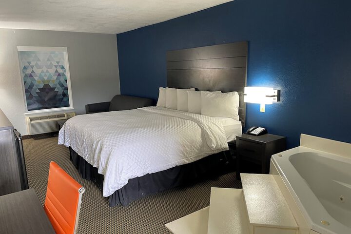 Clairmont Inn & Suites Warren