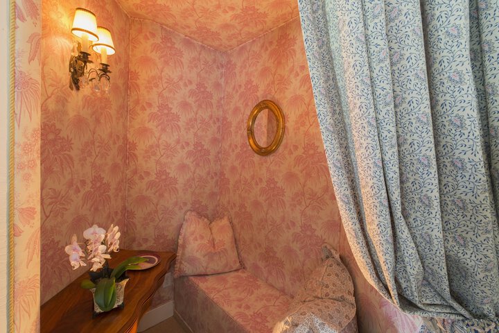 Room 10 of 80