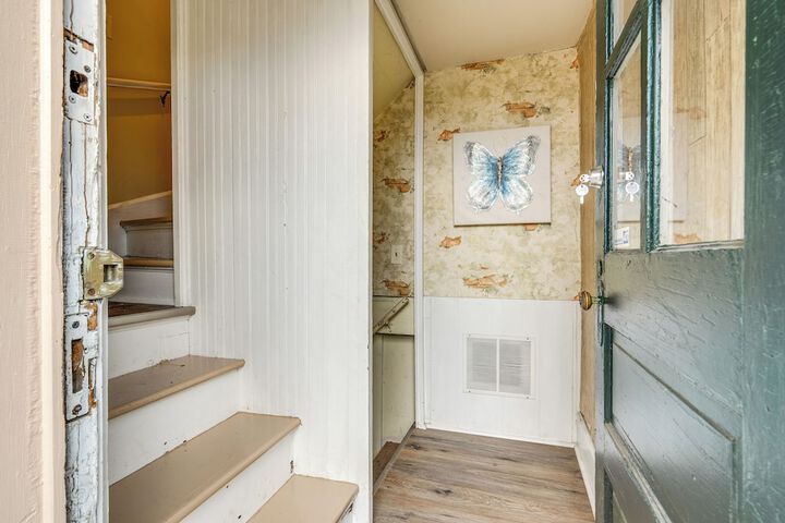 Walk to Garden & Restaurants: Zanesville Apartment