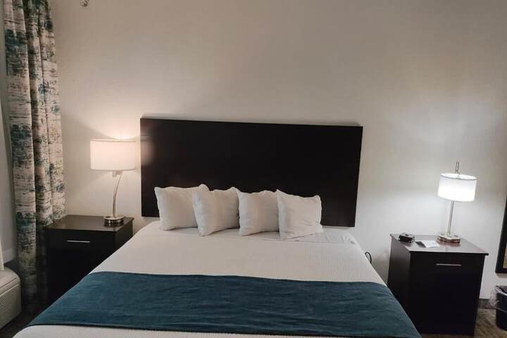 The Grove Inn & Suites