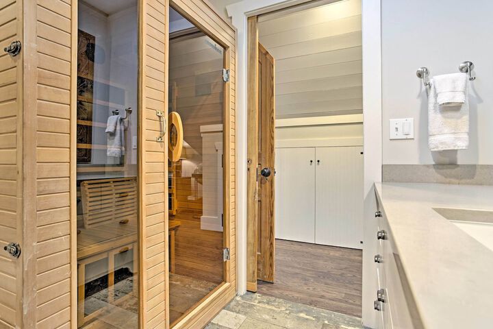 Enchanting Tryon Home w / Hot Tub 14 Mi to Tiec!