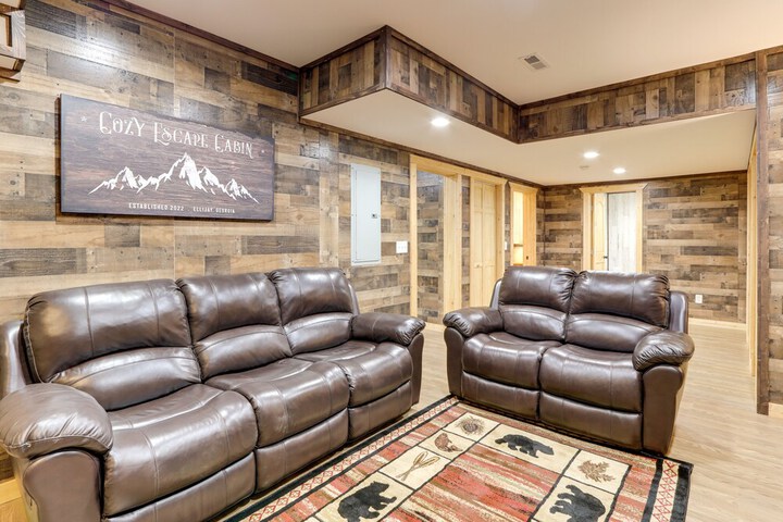 Private Ellijay Cabin w / Hot Tub & Amenities!