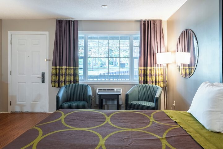 Super 8 by Wyndham Gananoque / Country Squire Resort