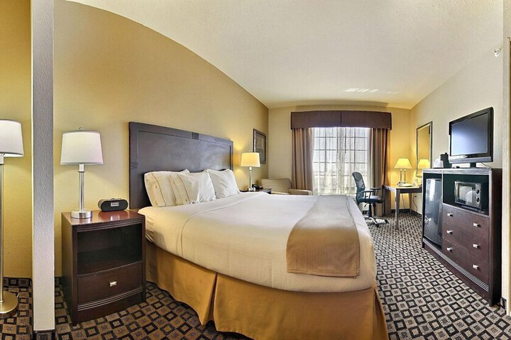 Holiday Inn Express Hotel & Suites Clovis by IHG