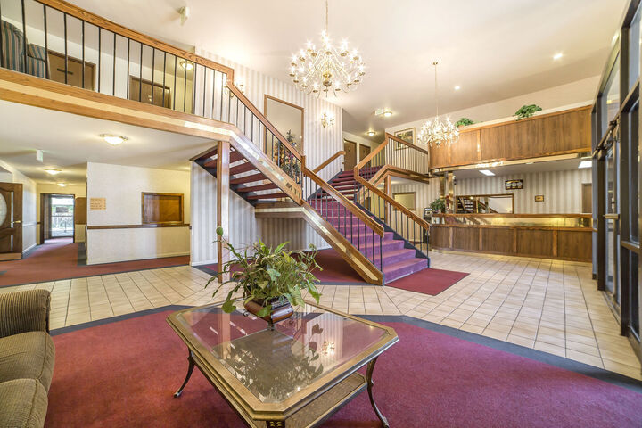 Econo Lodge Inn & Suites