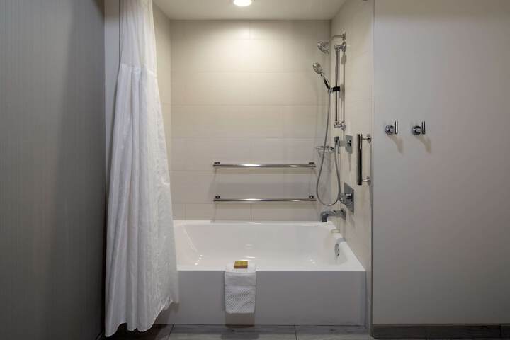 DoubleTree by Hilton Hotel Bakersfield
