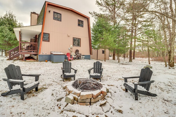 Family Home in Long Pond w / Fire Pit & Lake Access