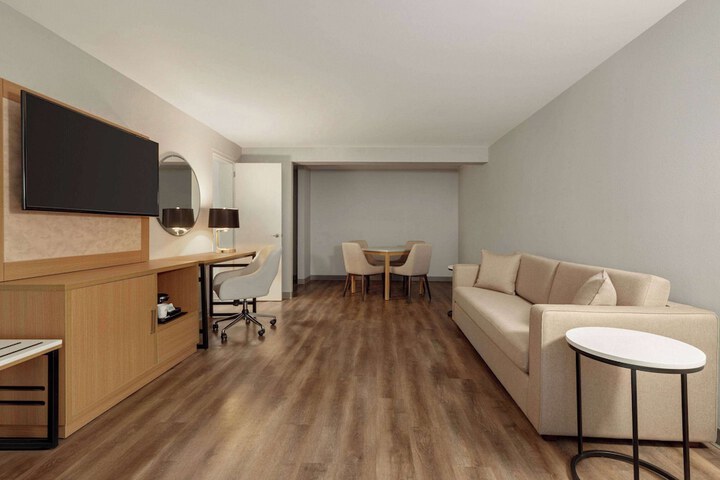 Room 16 of 66
