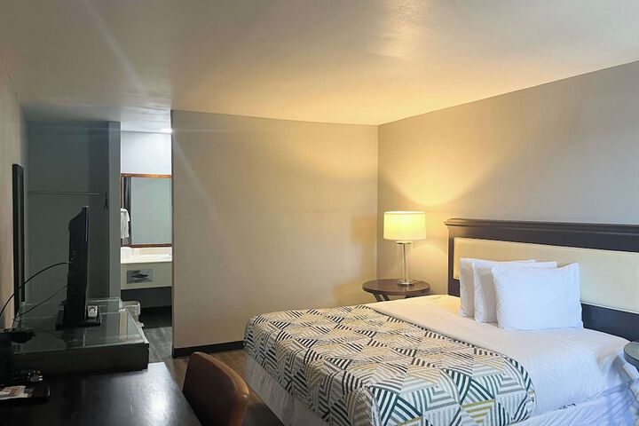 Room 5 of 11