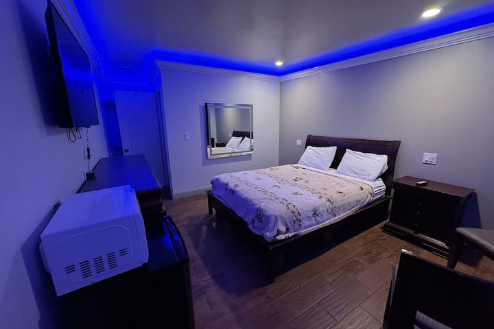 Room 8 of 10
