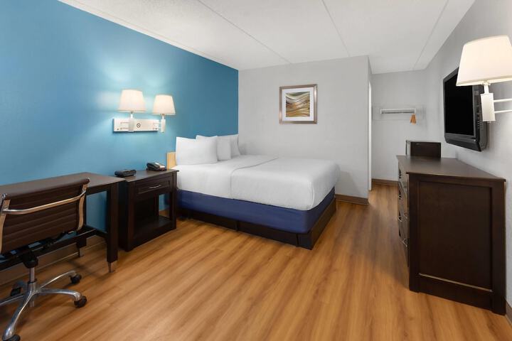 Travelodge by Wyndham Madison Heights MI