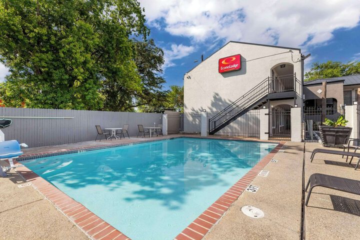 Econo Lodge Inn & Suites Near Lackland AFB