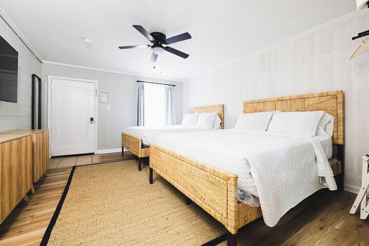 Room 25 of 28