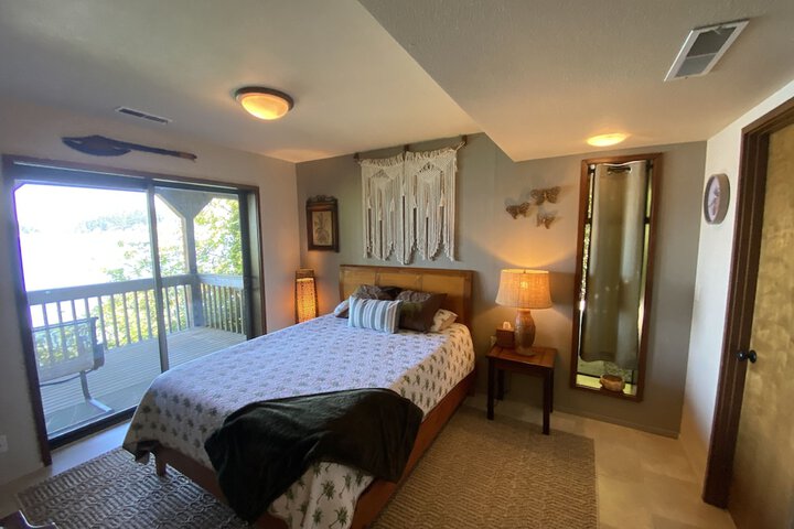 PNW MCM 155ft Private Waterfront Gem on Raft Island w / Hot Tub 3 Bedroom Home by RedAwning