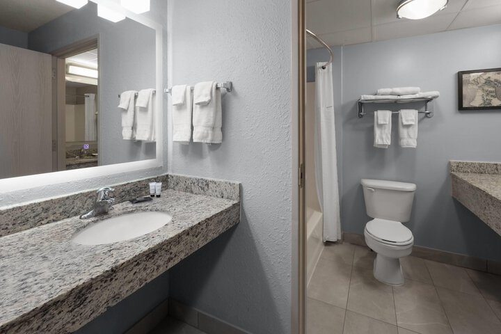 AmericInn by Wyndham Douglas / Saugatuck