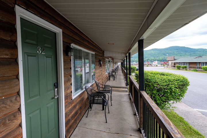 Scottys Lakeside Resort