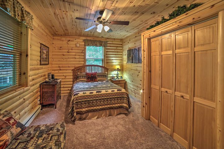 Updated Manistique Log Cabin Yard & Fire Pit