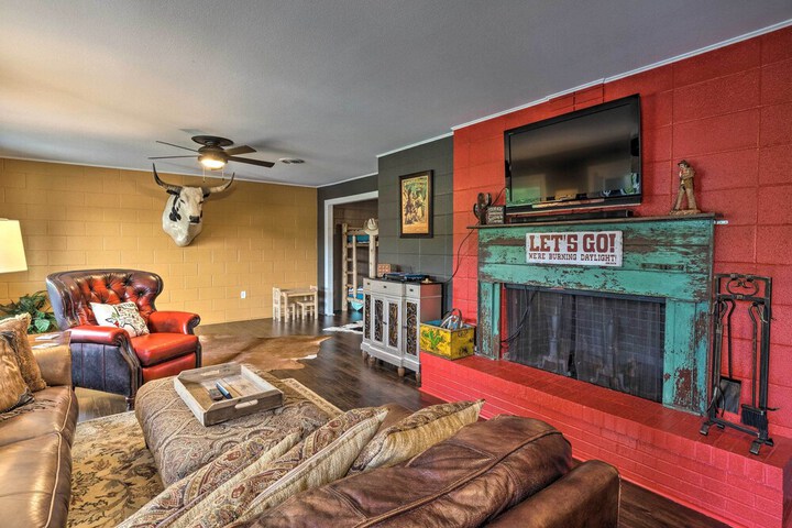 Chic Family-friendly Home With Outdoor Oasis!