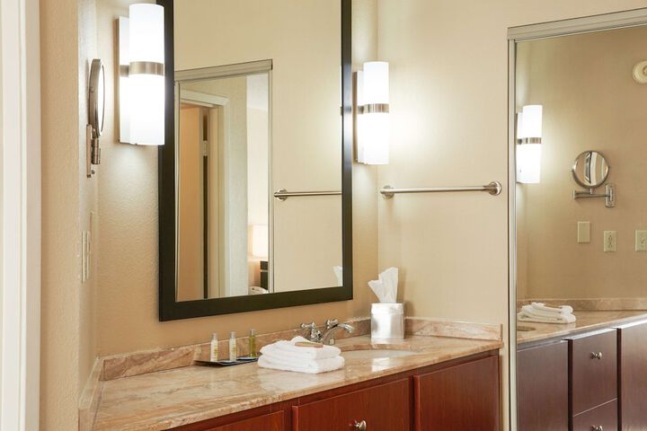 DoubleTree Suites by Hilton Hotel Cincinnati - Blue Ash