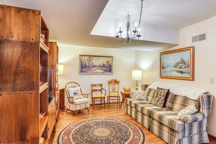 Charming Apartment w / Yard & Beautiful Gardens!