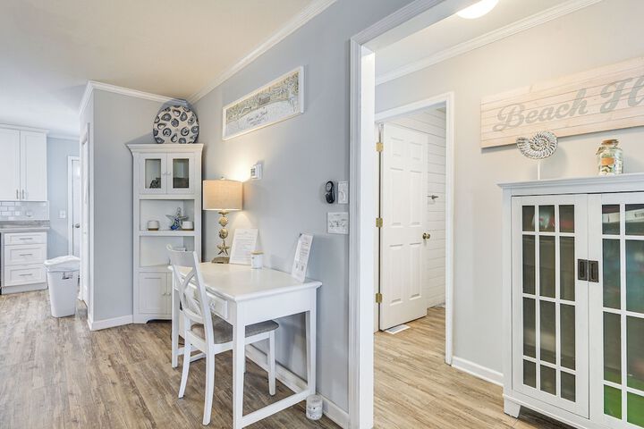 Ocean Isle Beach Condo w / Balcony: Steps to Shore!