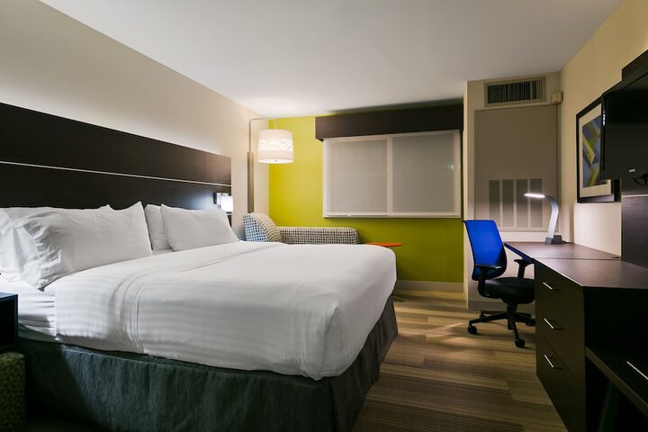 Holiday Inn Express & Suites Burlington by IHG