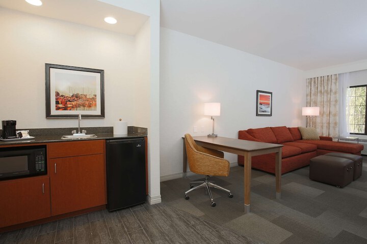 Lounge 44 of 51