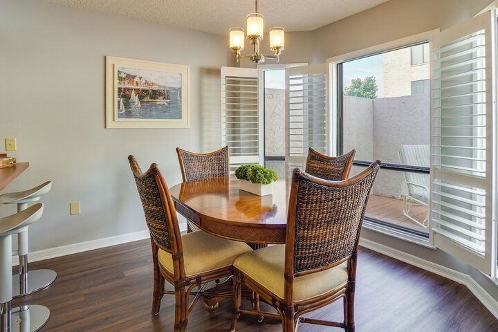 Walk to Restaurants: Downtown Leesburg Townhome!