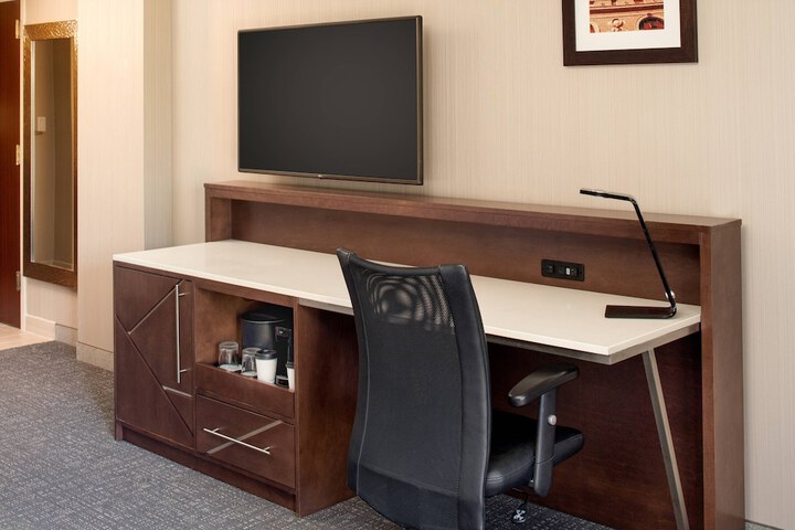 Room 11 of 28