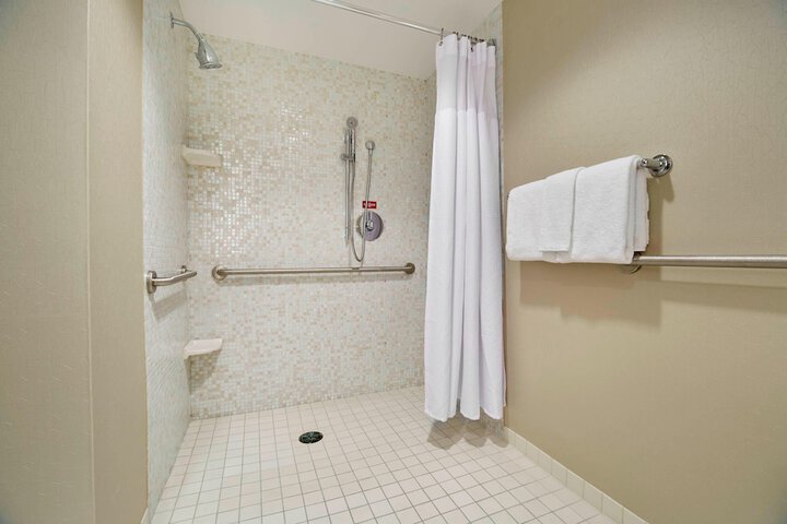 Room 27 of 82