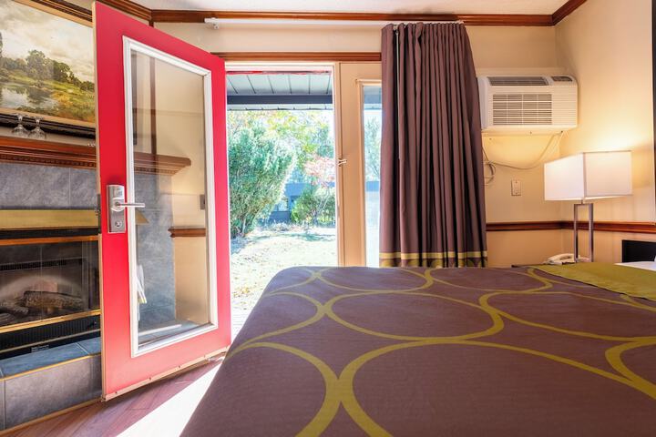 Super 8 by Wyndham Gananoque / Country Squire Resort
