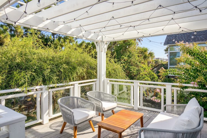 Hemlock by Avantstay Minutes From Folly Beach w / Multiple Patios