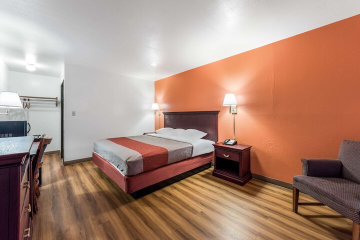 Room 13 of 32