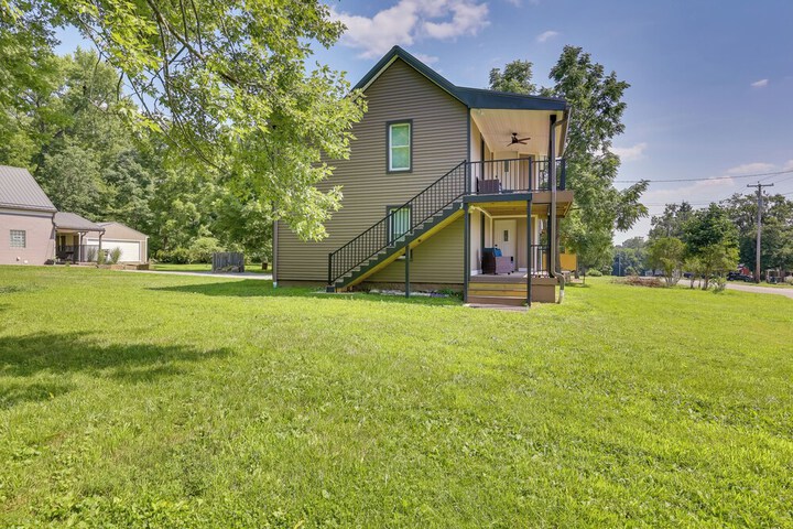 3 Mi to Downtown Youngstown: Apt w / Deck!