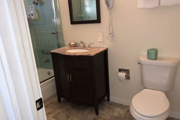 Cedar Inn & Suites