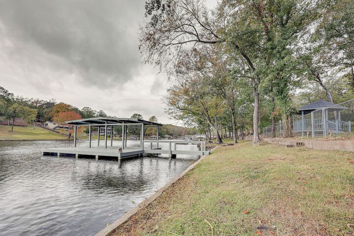 Spacious Hot Springs Lakehouse on Lake Hamilton!