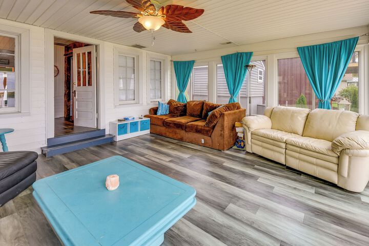 Lakefront Antioch Cottage w / Dock & Gas Grill!