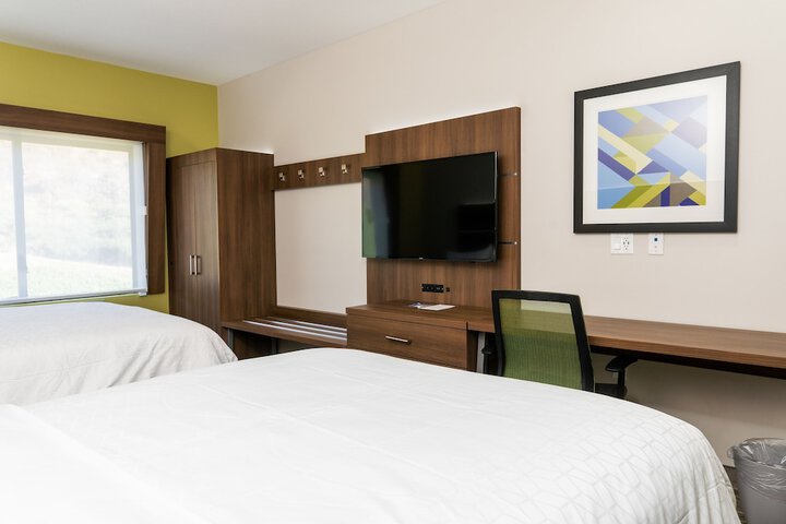 Holiday Inn Express & Suites Lake Forest by IHG