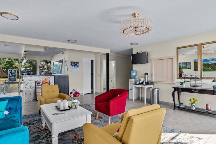 Red Arrow Inn & Suites a Travelodge by Wyndham