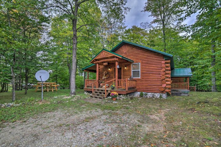 Updated Manistique Log Cabin Yard & Fire Pit