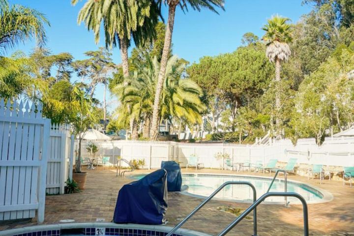 Pool 10 of 39