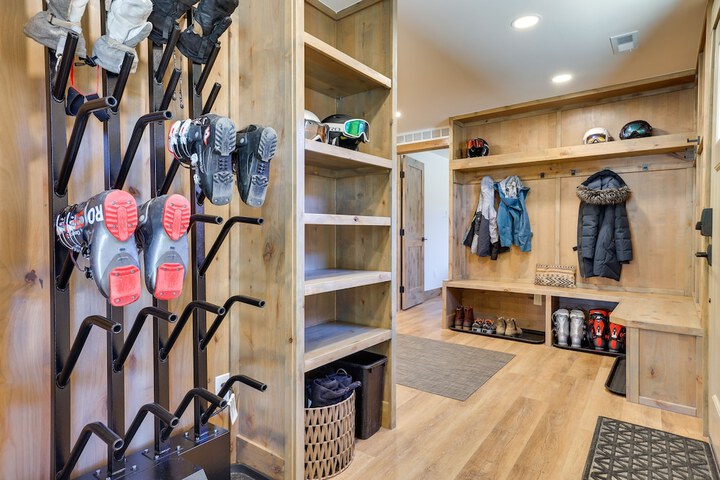 Updated Silverthorne Home w / Hot Tub & Mtn Views!